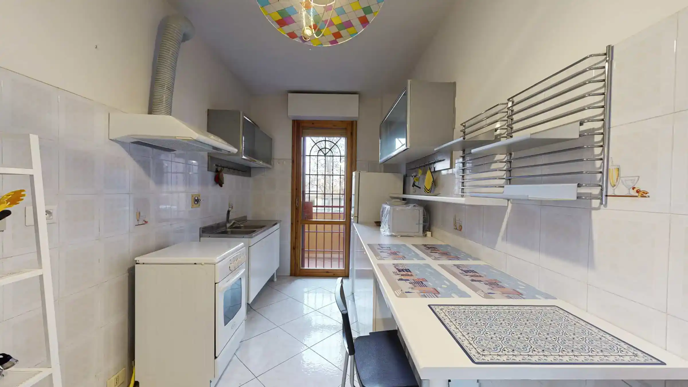cucina moderna con finestra e tavolo bianco
