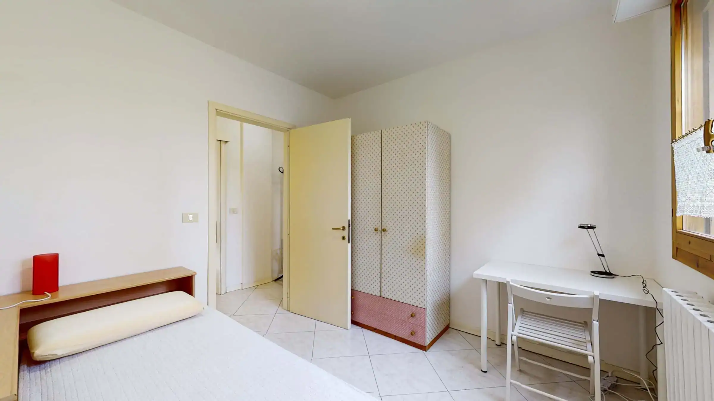 camera con letto e armadio vicino alla finestra