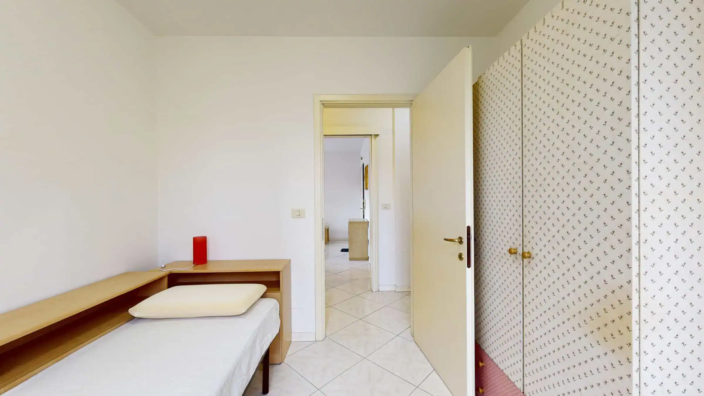 camera con letto e armadio vicino alla porta