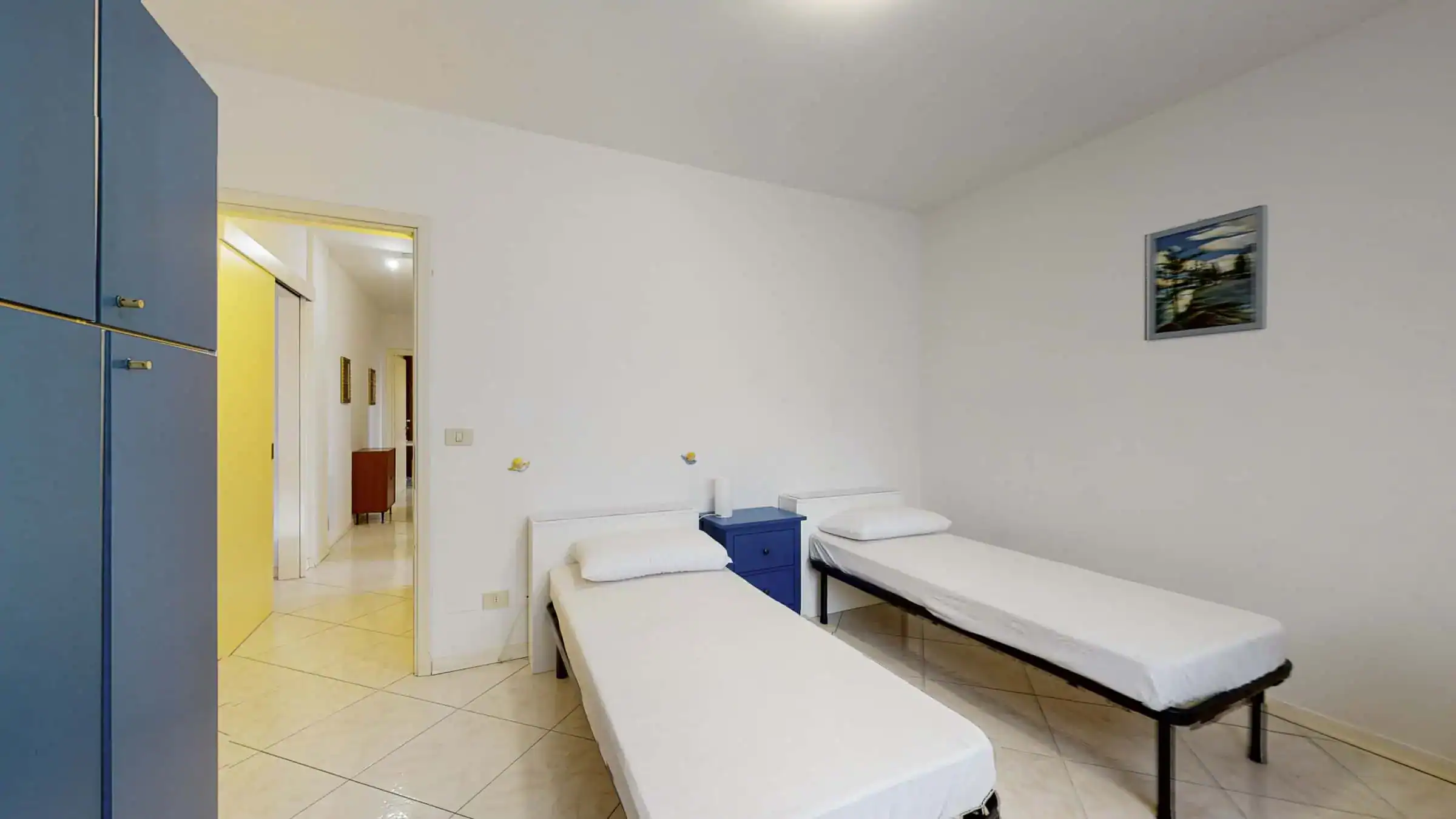 camera con letti singoli e armadio blu