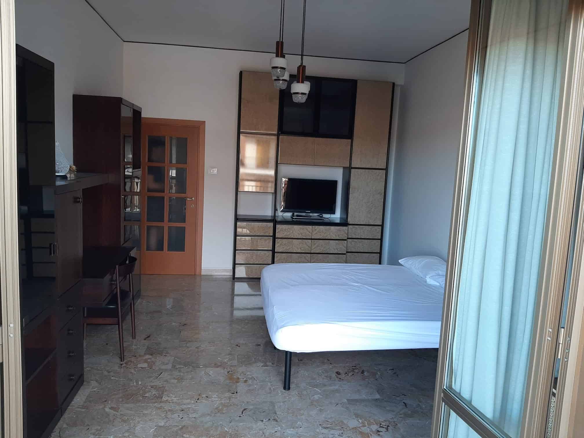 camera con letto e armadio in legno