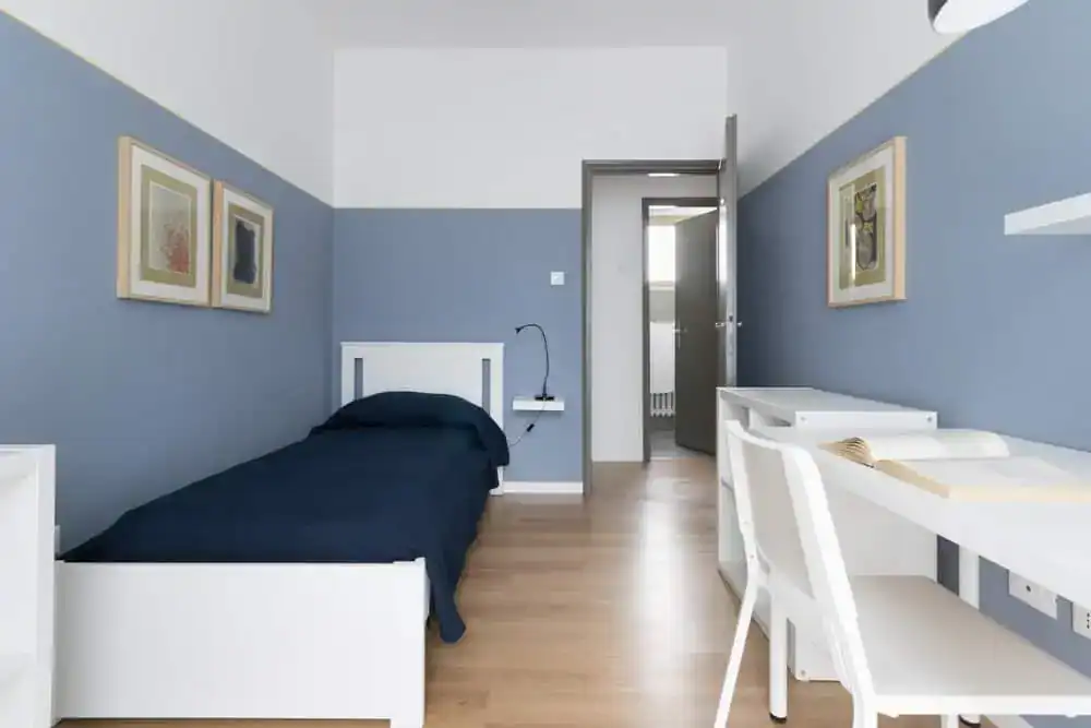 camera con letto vicino a scrivania e porte