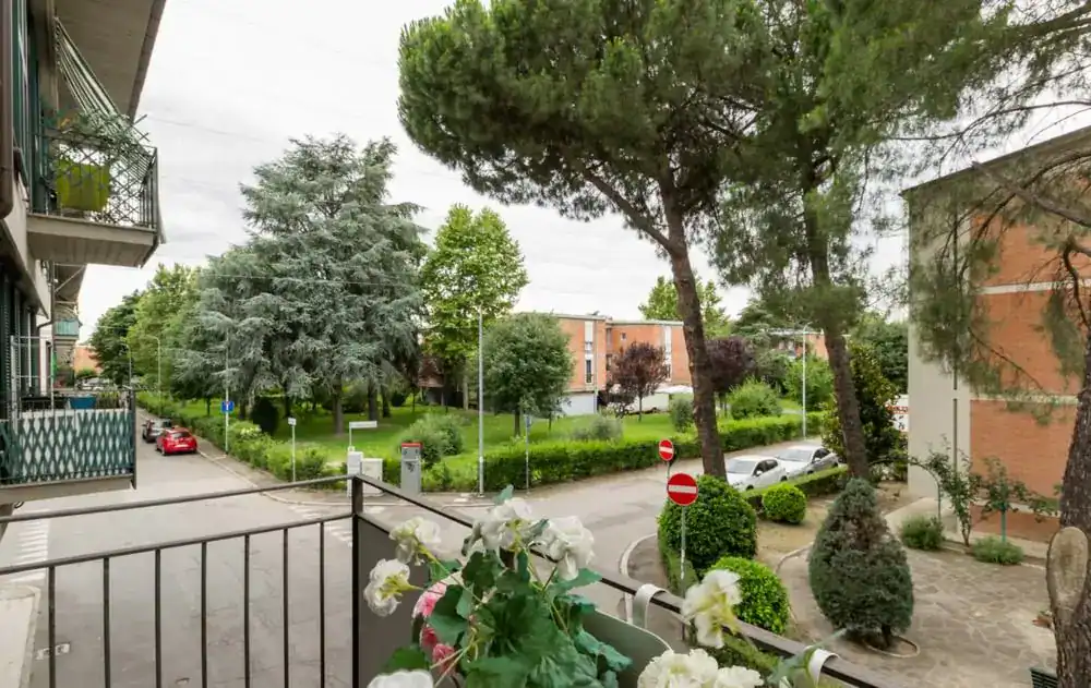 balcone con fiori e vista su strada alberata
