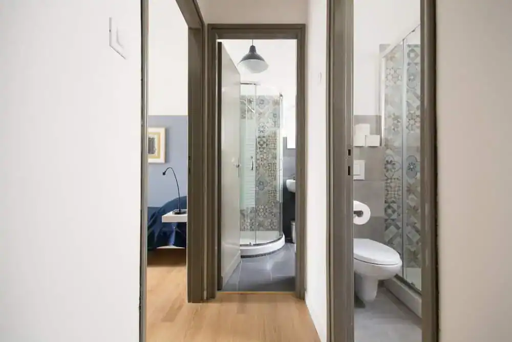 corridoio con bagno e doccia in vetro