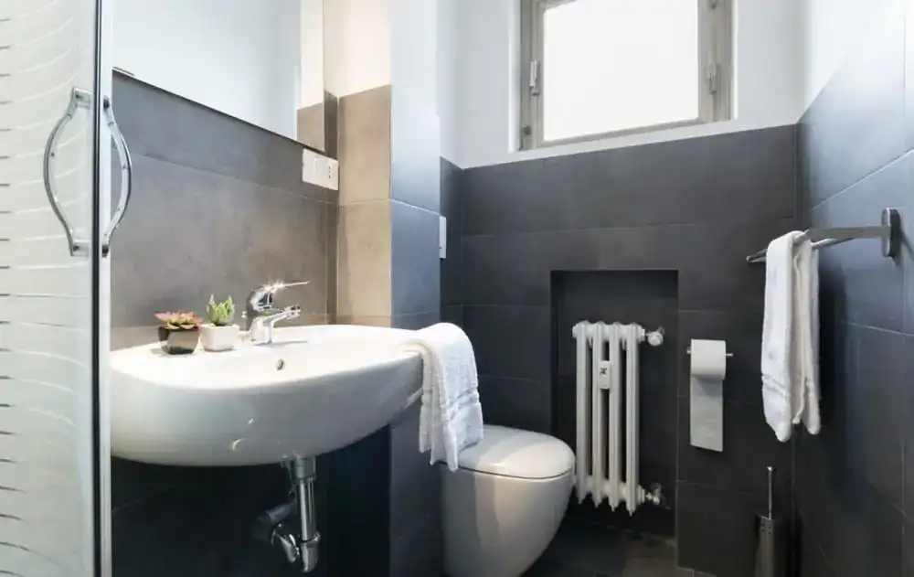 bagno moderno con lavabo e sanitari su pareti grigie