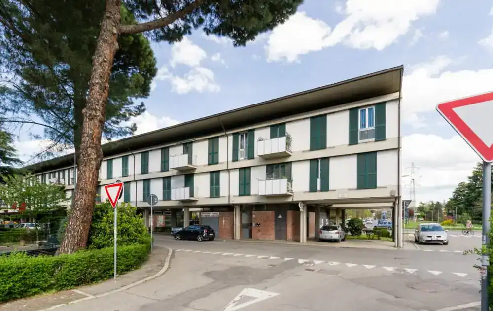 edificio con finestre verdi vicino a un incrocio
