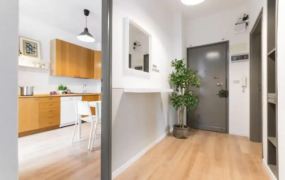 cucina moderna con armadi in legno e pianta