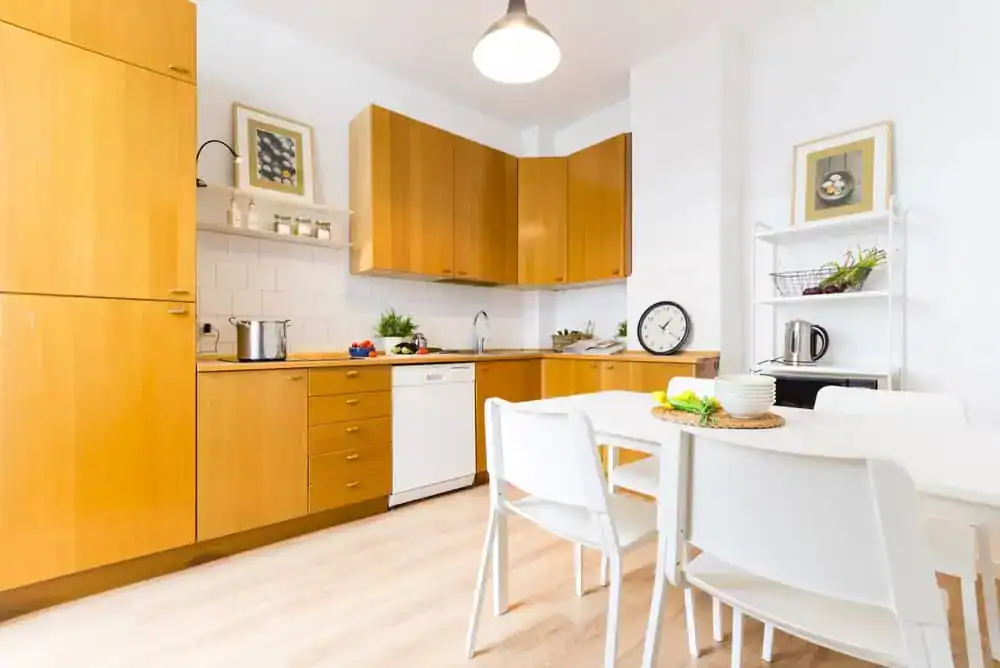 cucina moderna con armadi in legno e tavolo bianco