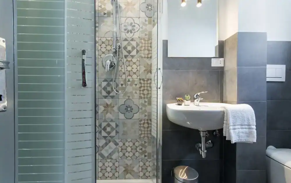 bagno con doccia e piastrelle decorative