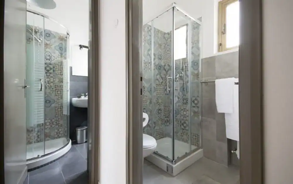 bagno moderno con doccia in vetro e piastrelle decorative