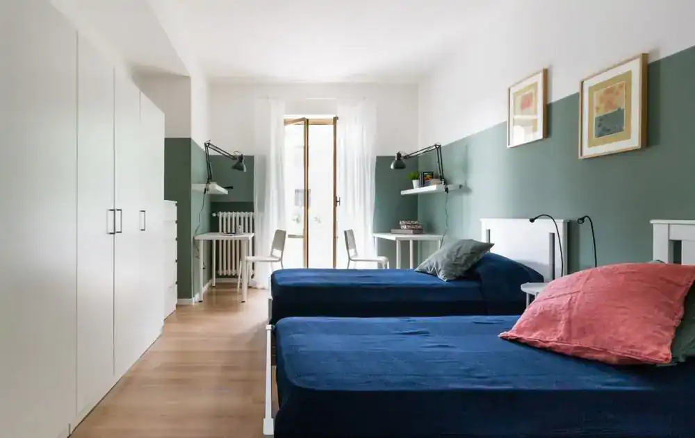 camera con letti blu e pareti verdi