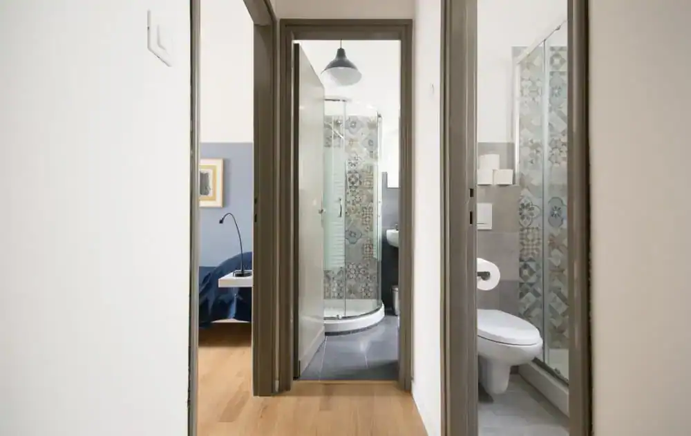 corridoio con bagno e doccia in vetro