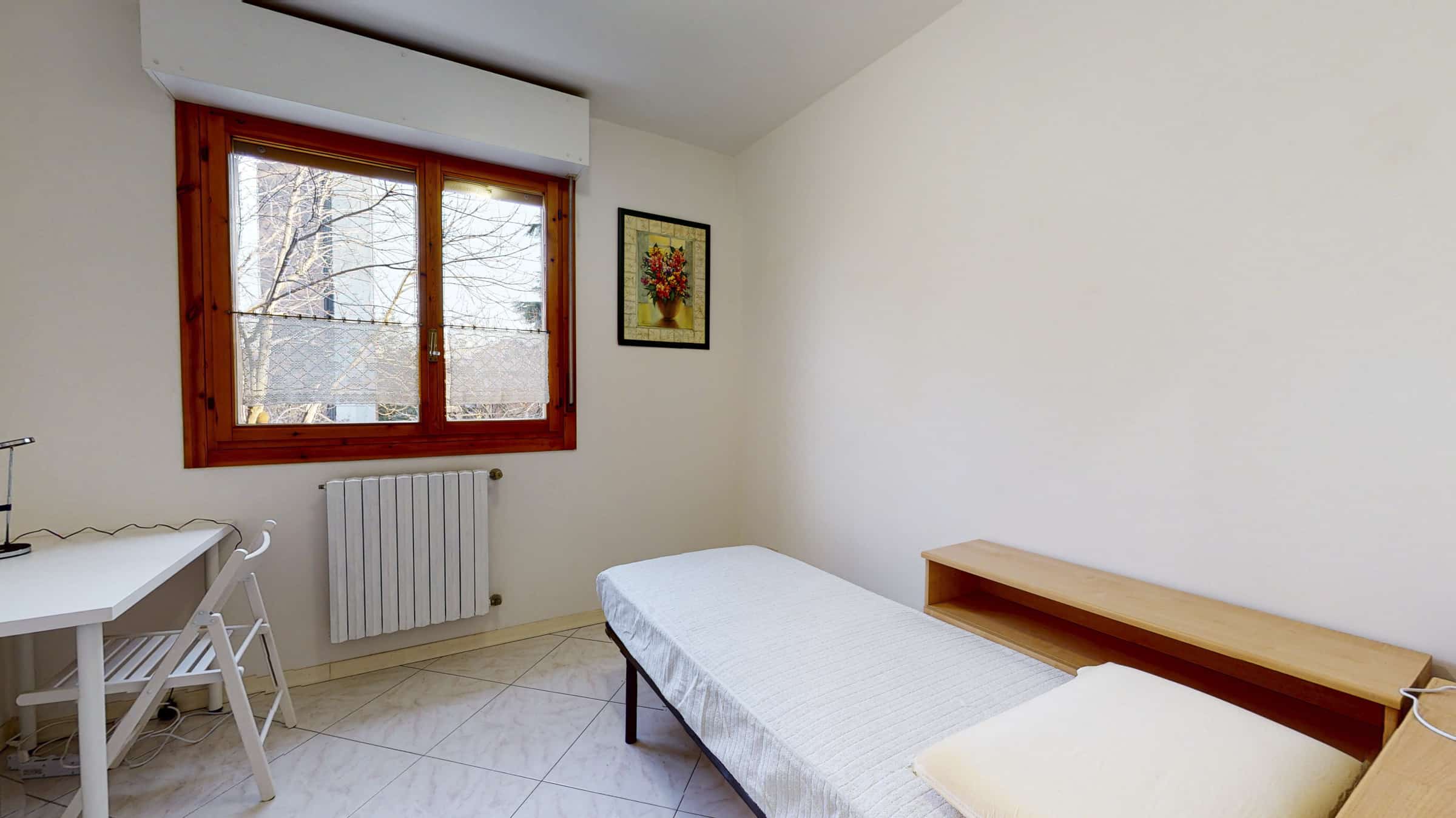 camera con letto singolo vicino a finestra