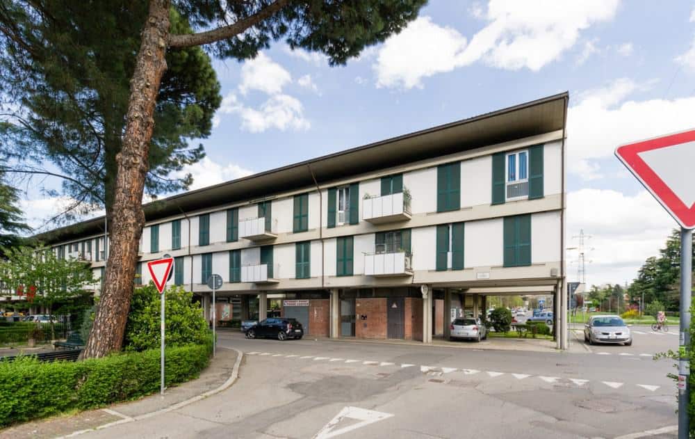 edificio con finestre verdi vicino a un incrocio