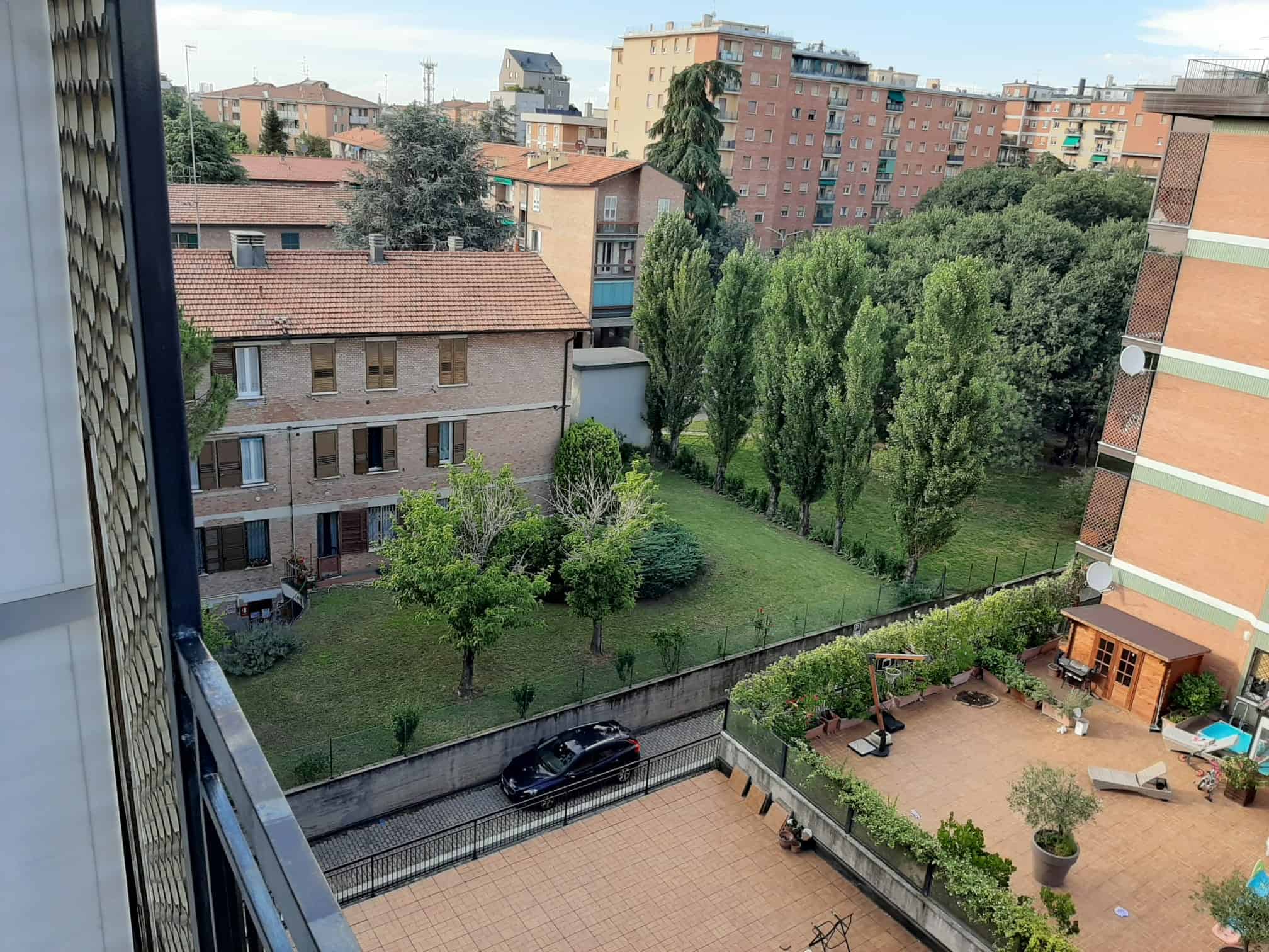 vista di un giardino con alberi vicino a edifici