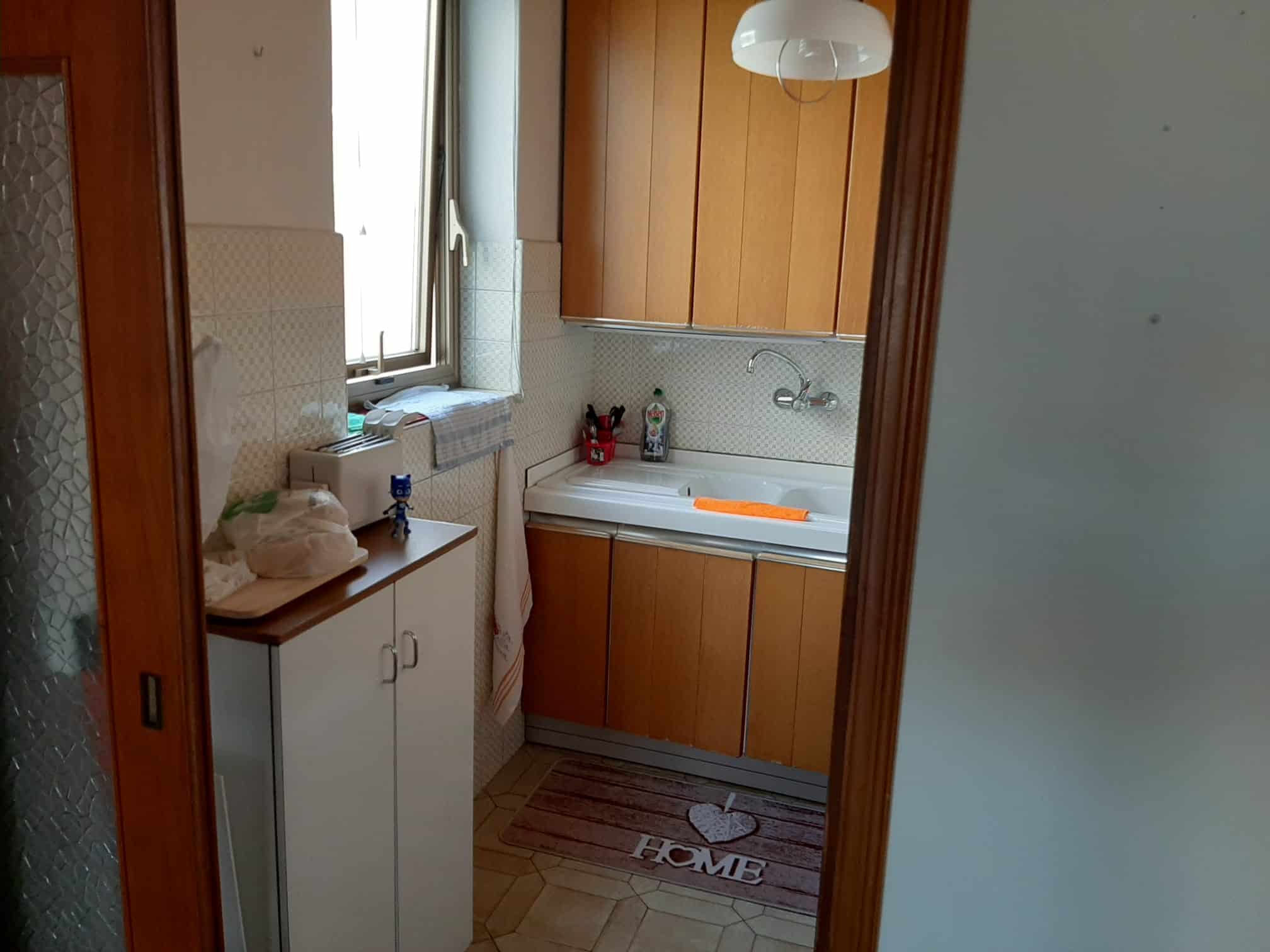 cucina con armadietti in legno e lavello
