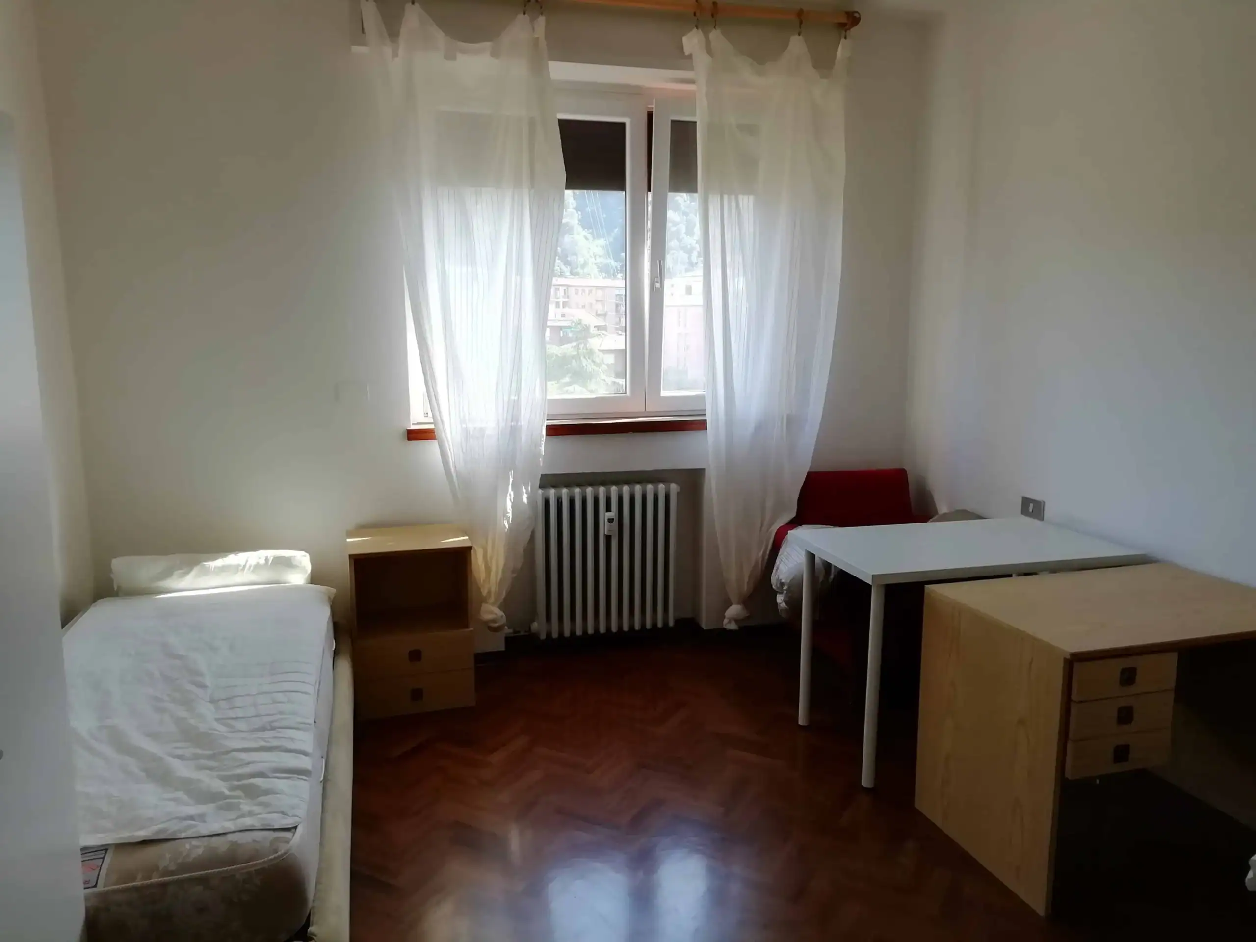 camera con letto e scrivania vicino alla finestra