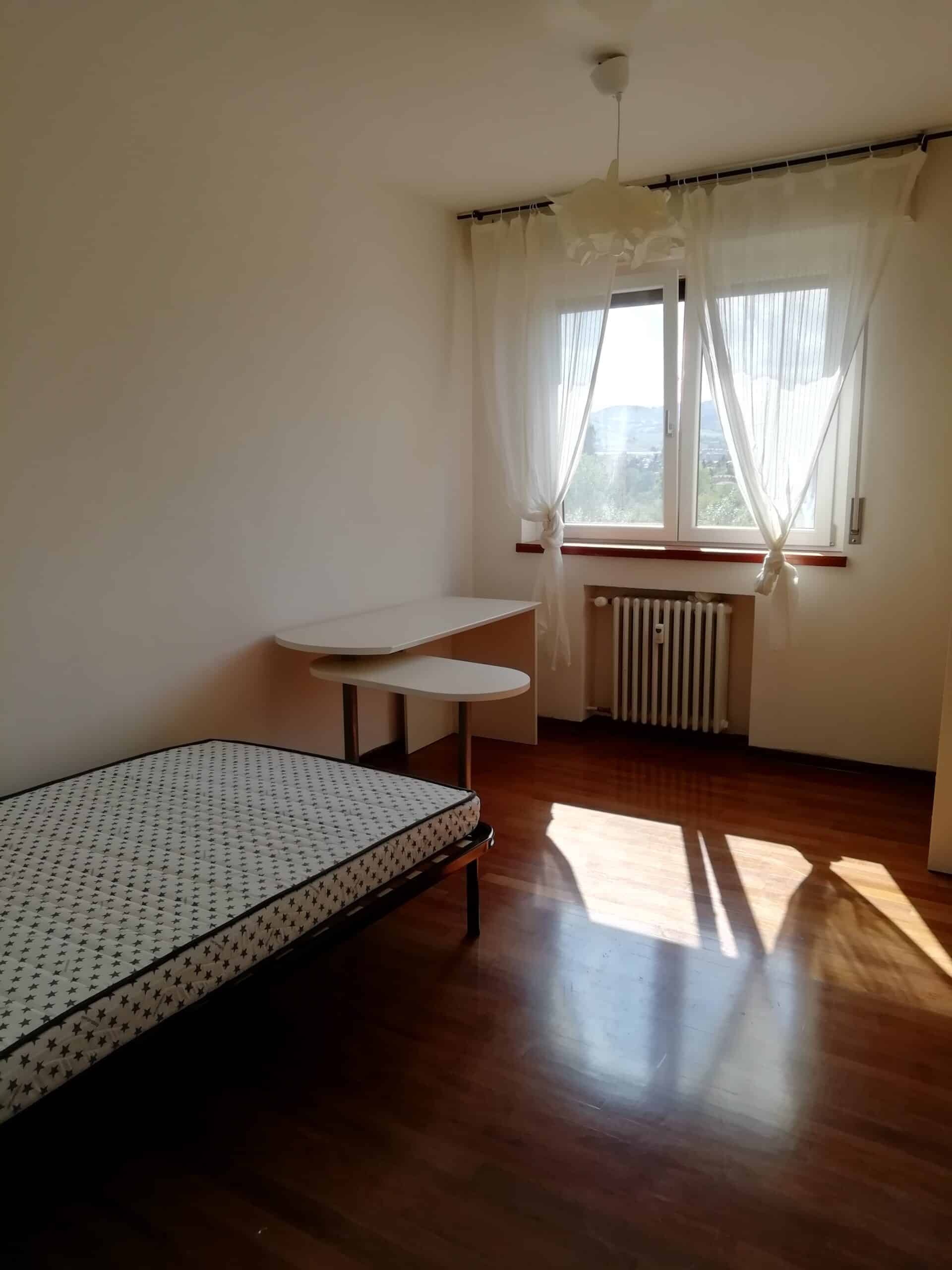 camera con letto e tavolo vicino alla finestra