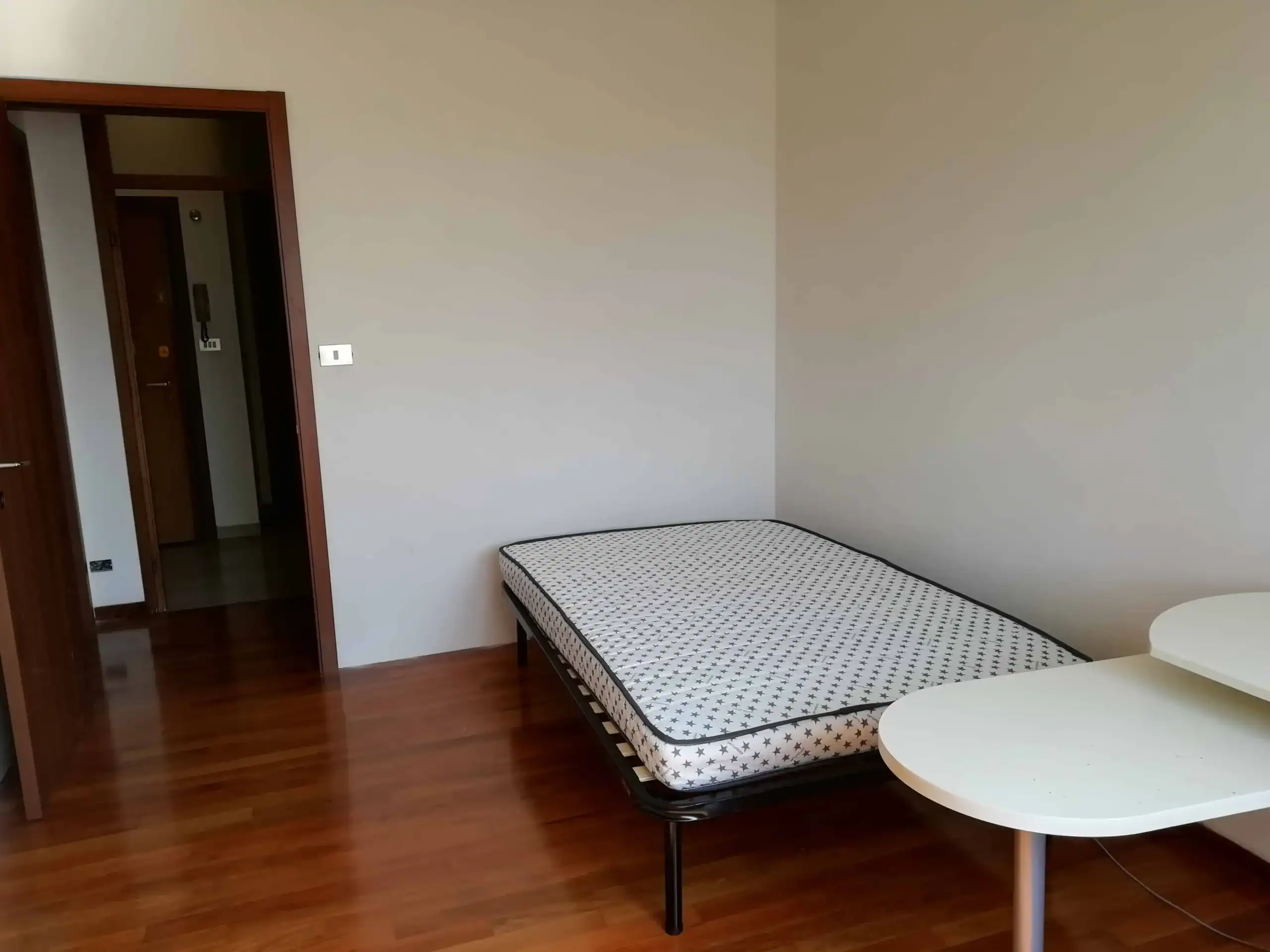 camera con letto e tavolo vicino alla porta