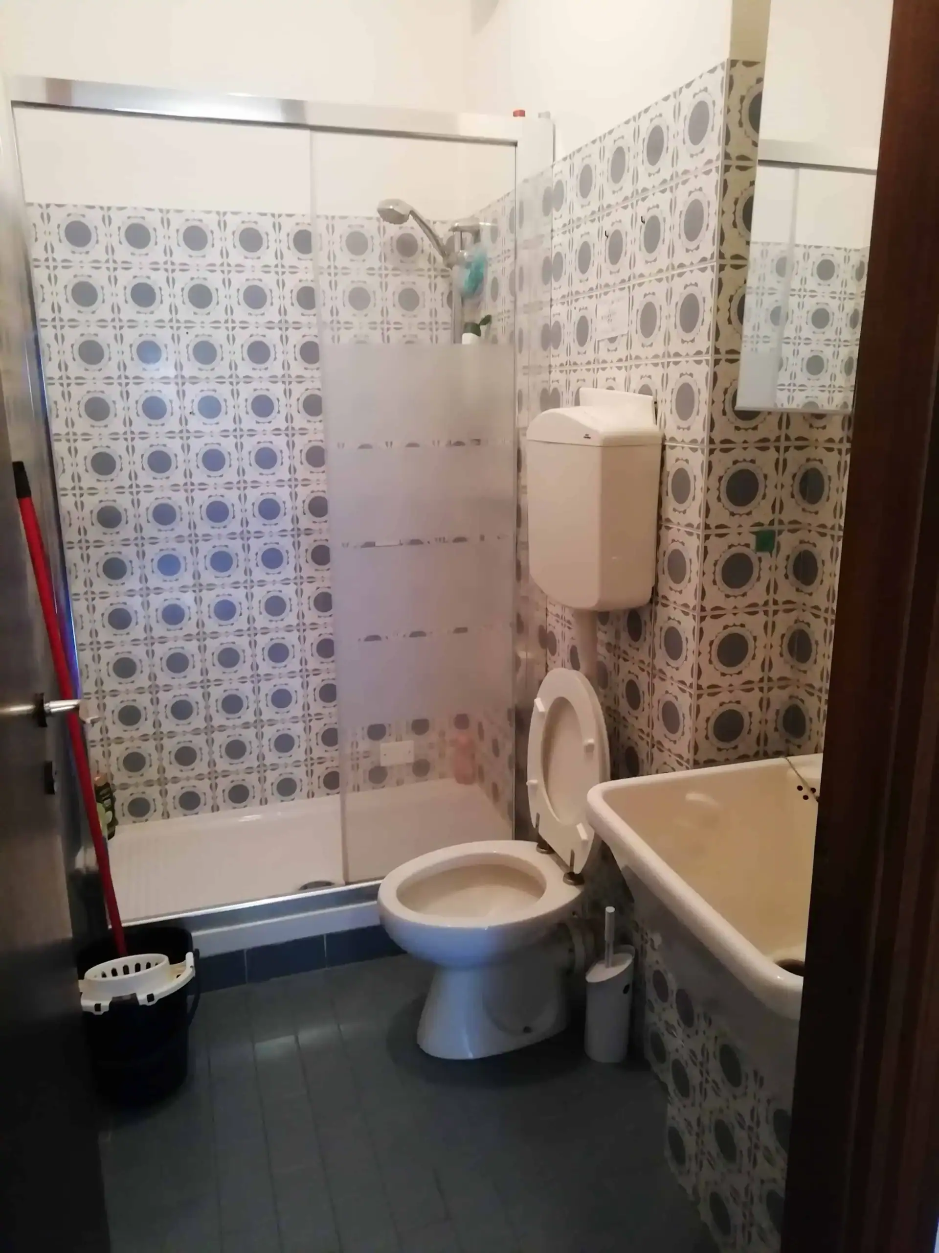 bagno con piastrelle decorative e doccia