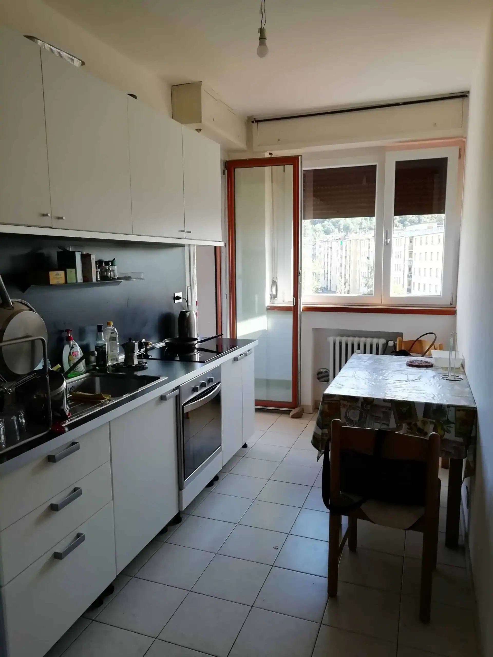 cucina moderna con tavolo vicino alla finestra