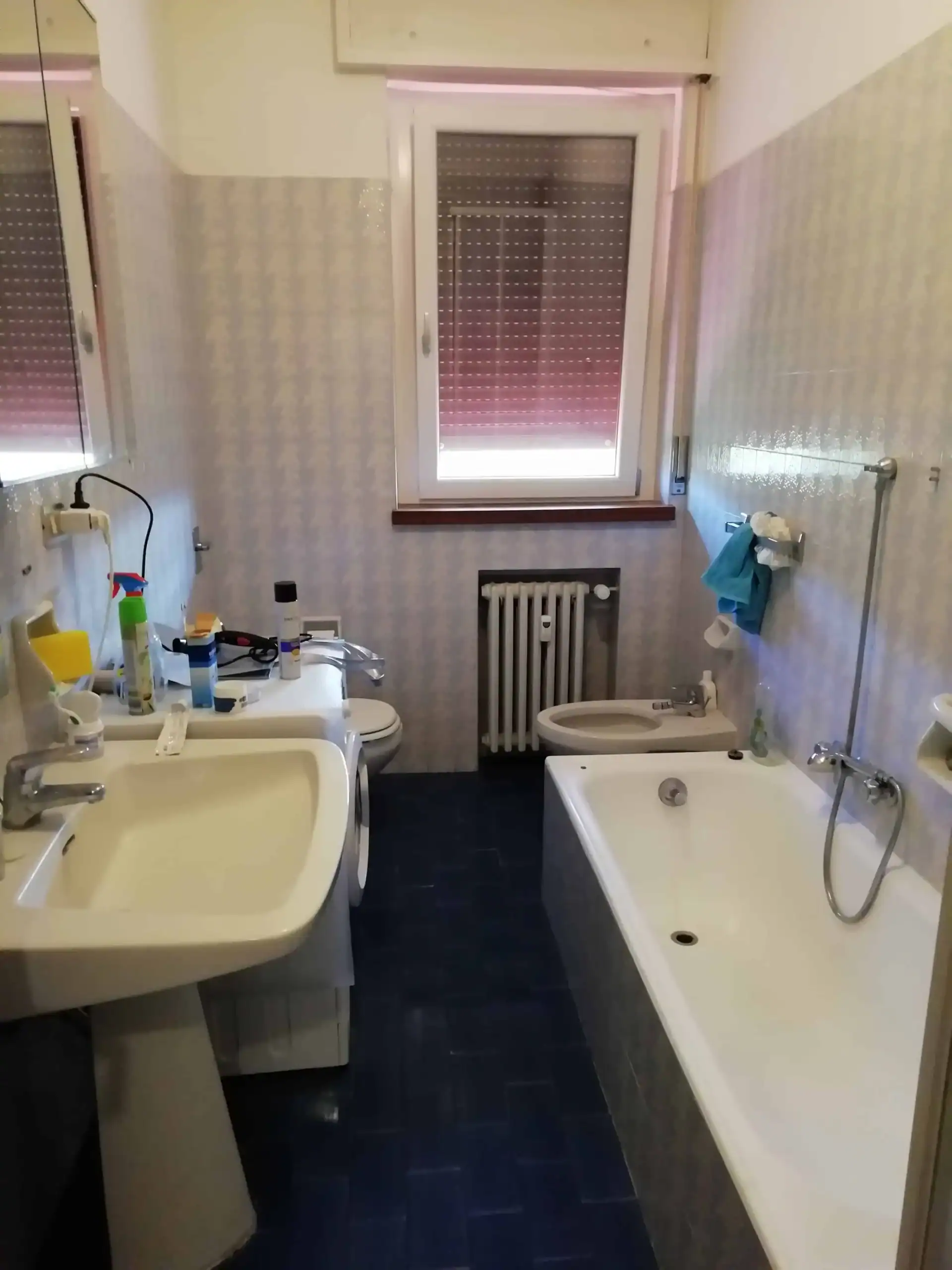 bagno con lavabo e vasca vicino alla finestra