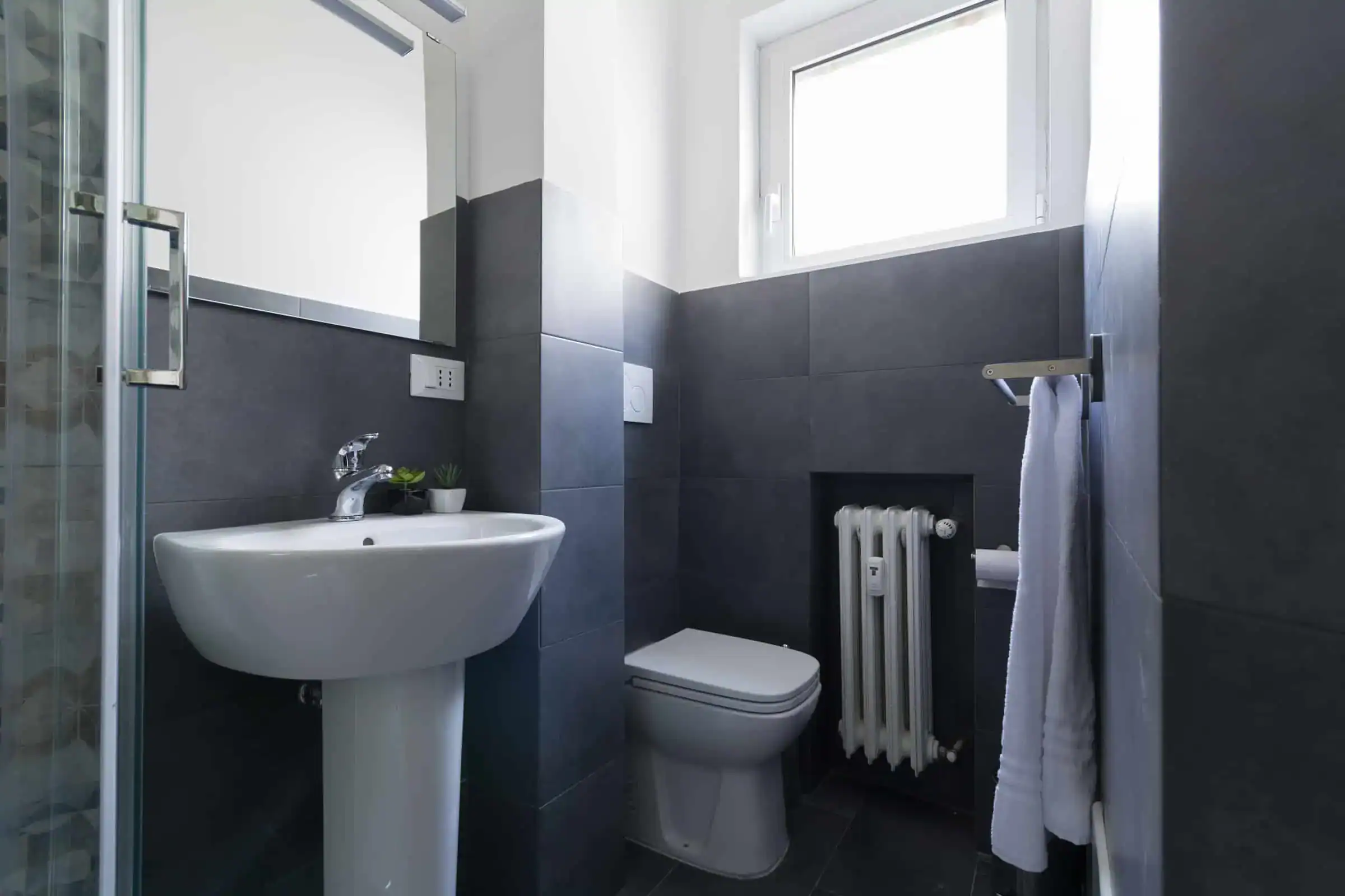 bagno moderno con lavabo e doccia