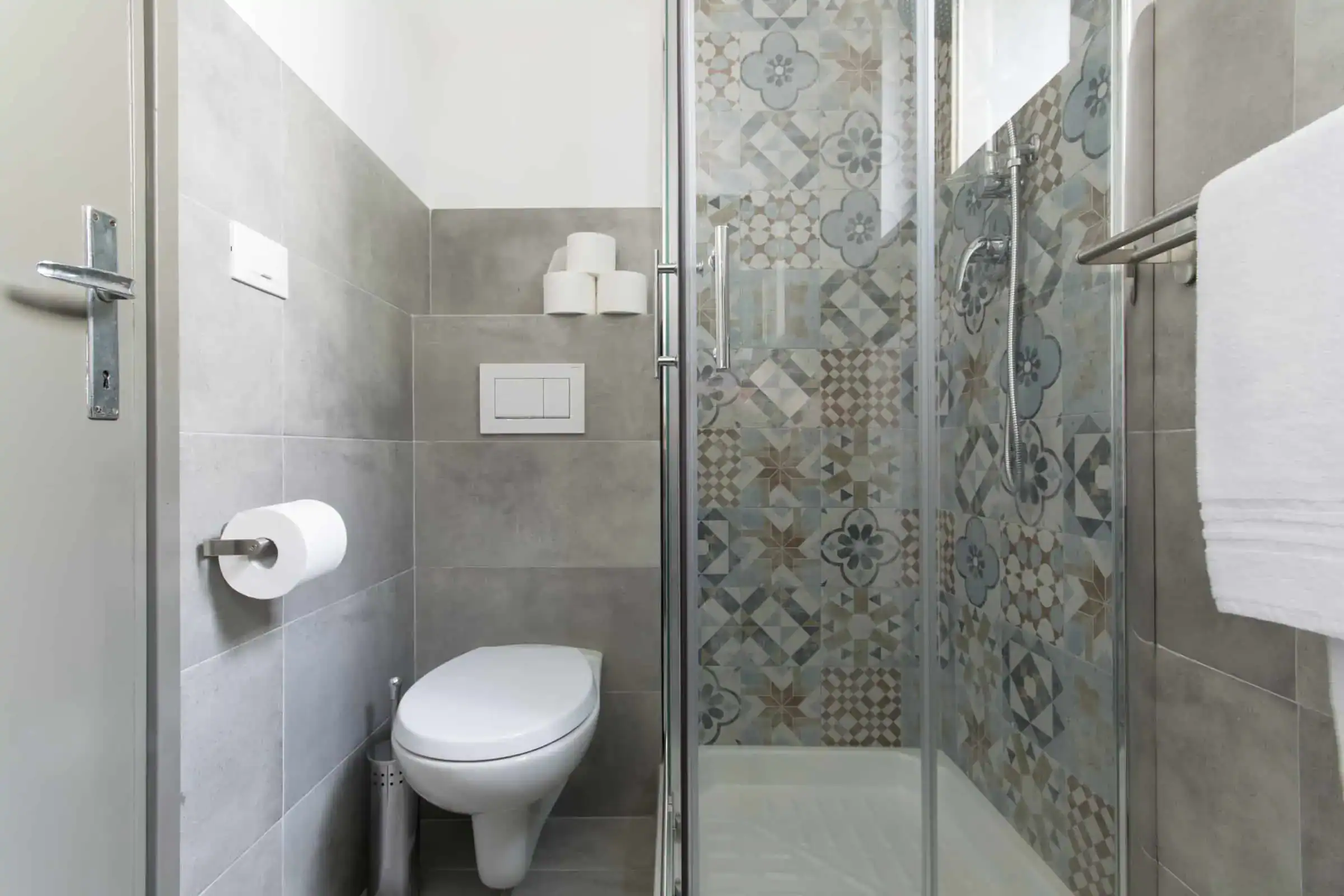 bagno moderno con piastrelle decorative e doccia