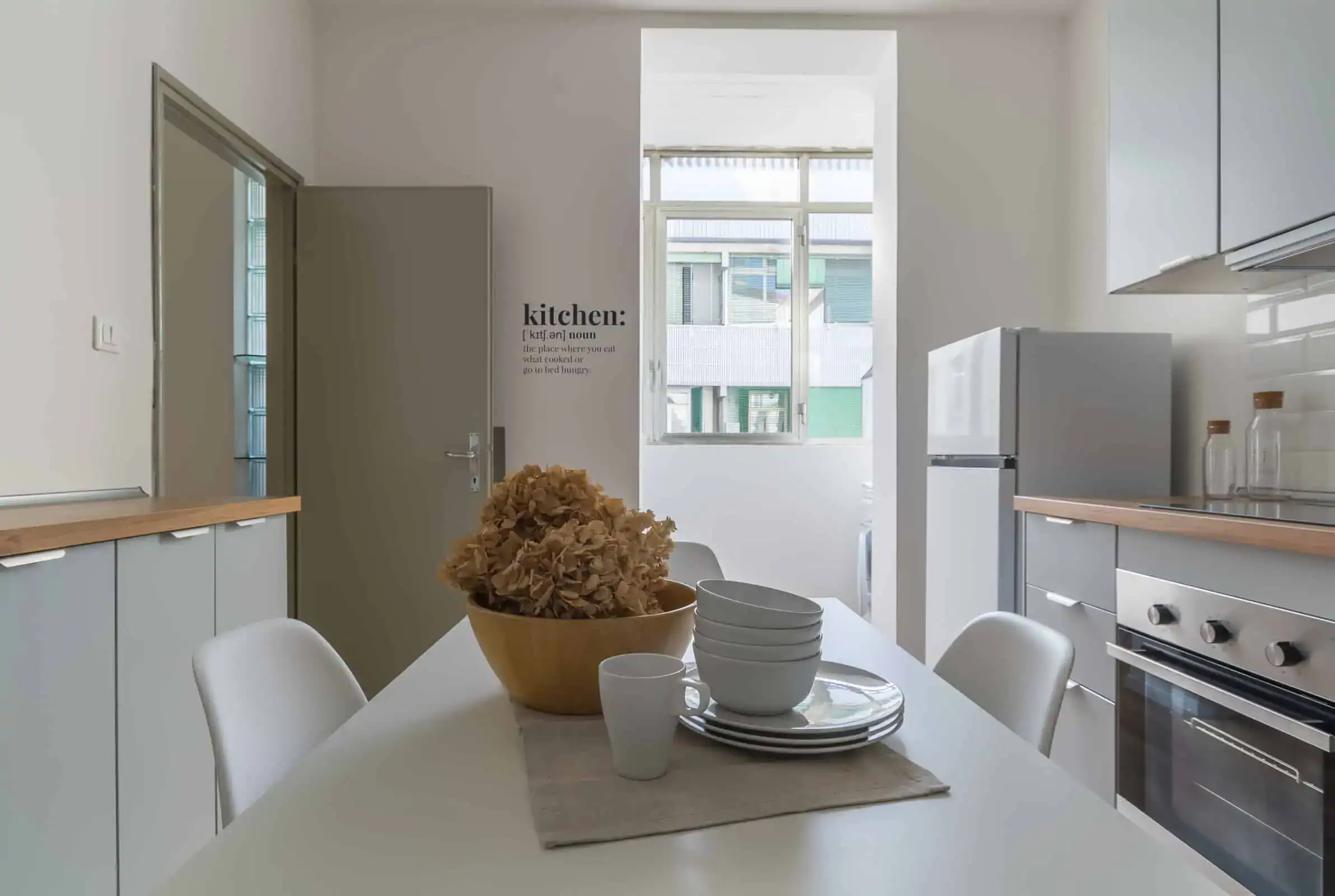 cucina moderna con tavolo e ciotola decorativa