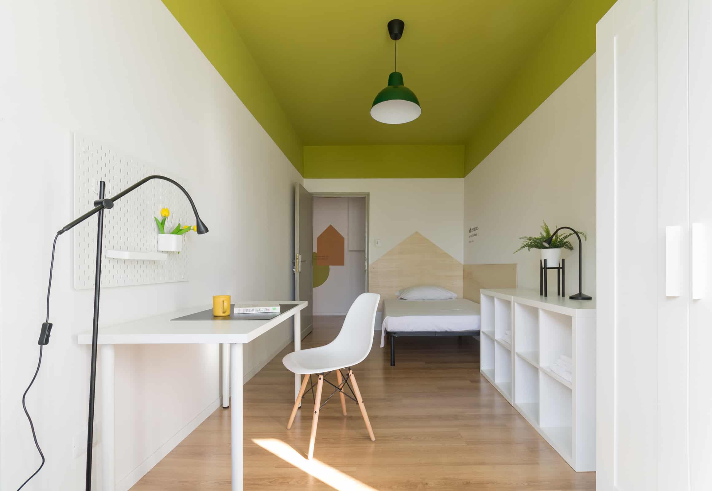 camera con pareti chiare e soffitto verde