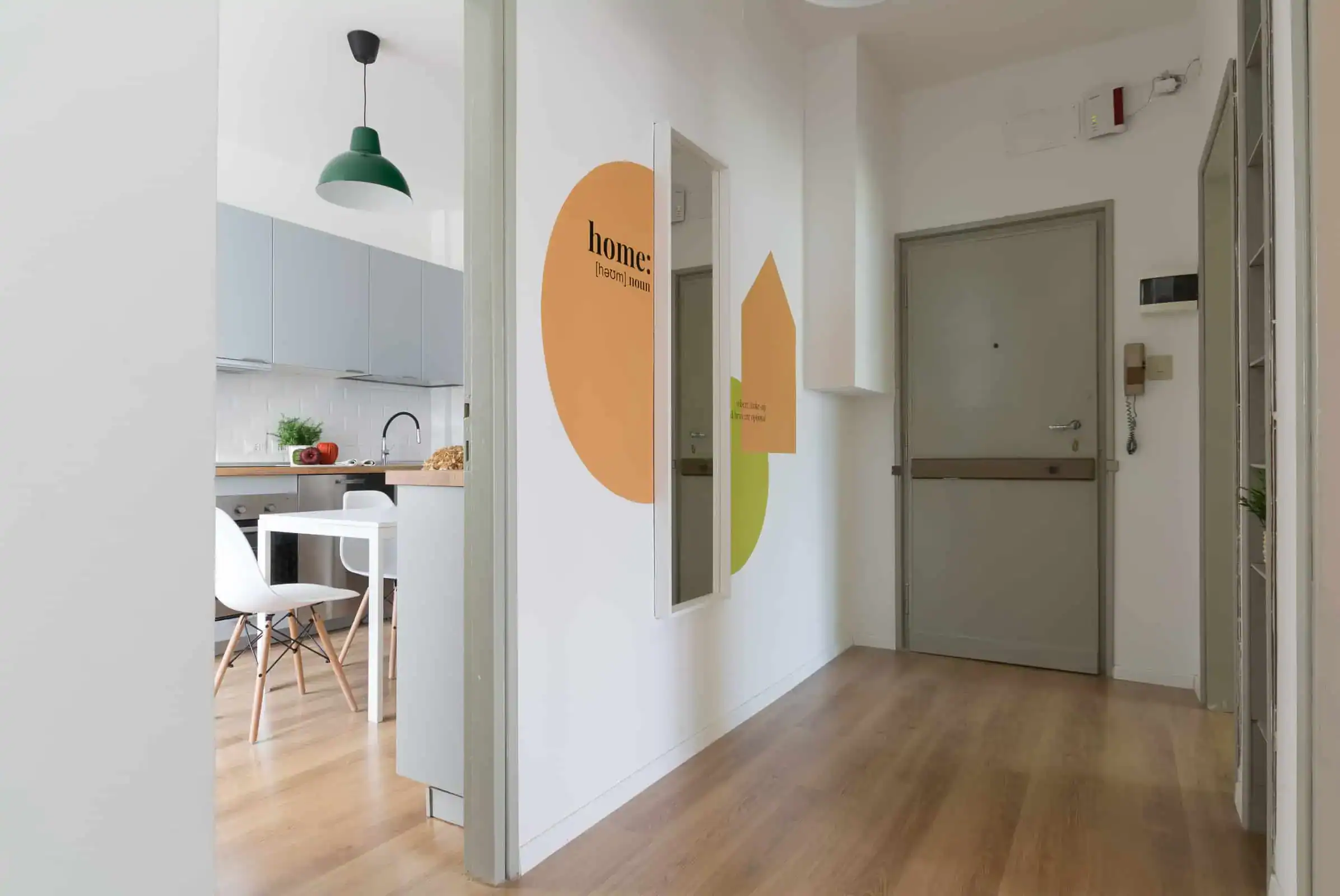 ingresso con pareti bianche e specchio