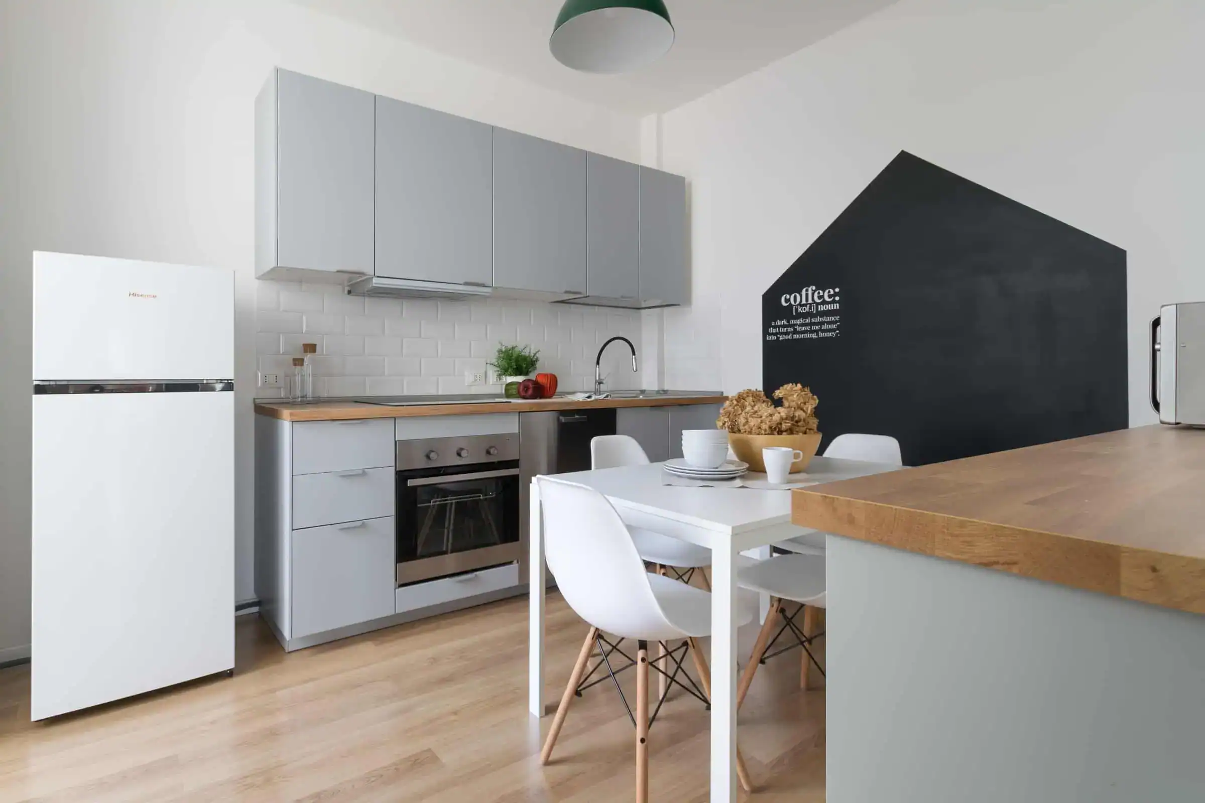 cucina moderna con mobili grigi e tavolo bianco