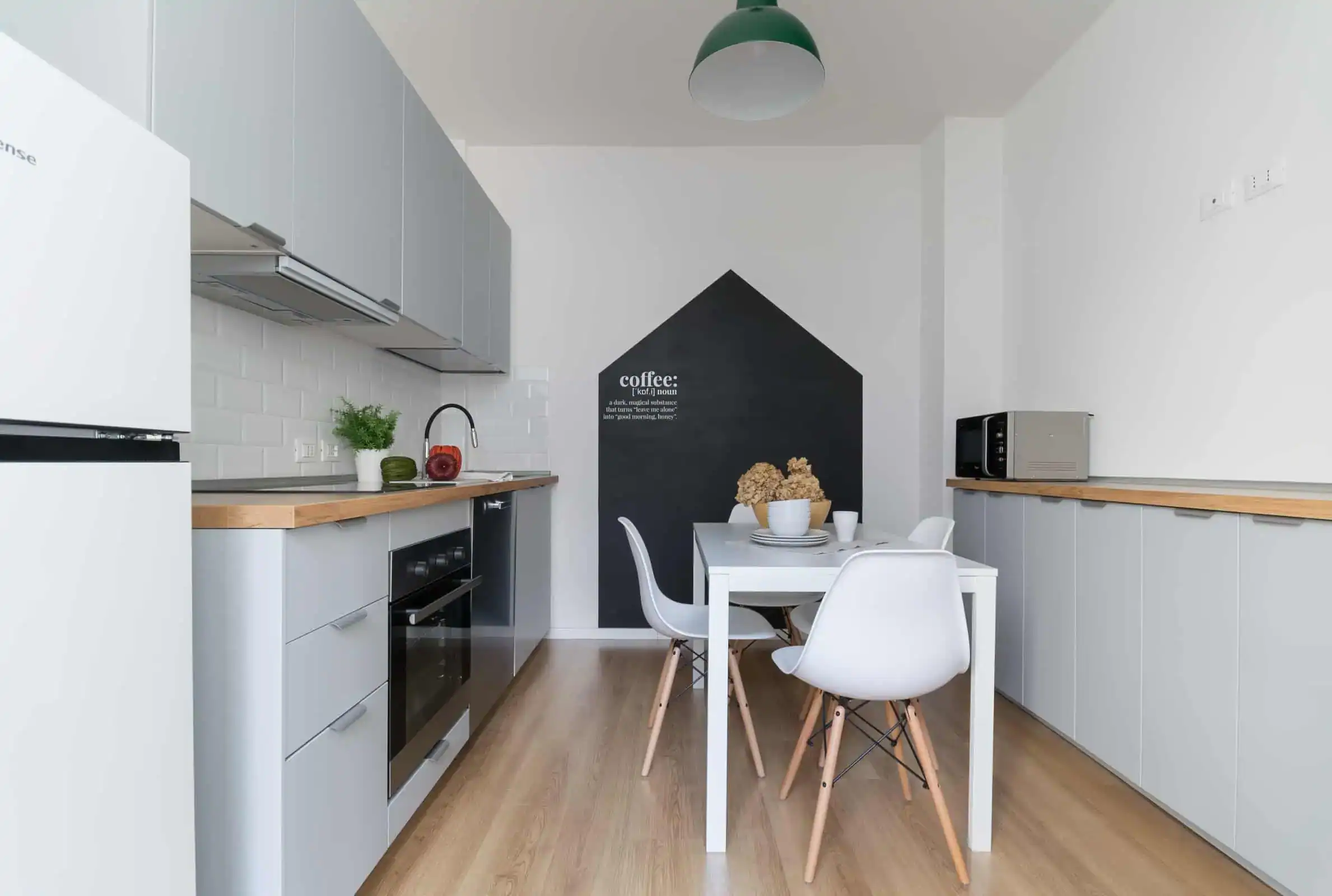 cucina moderna con tavolo e sedie bianche