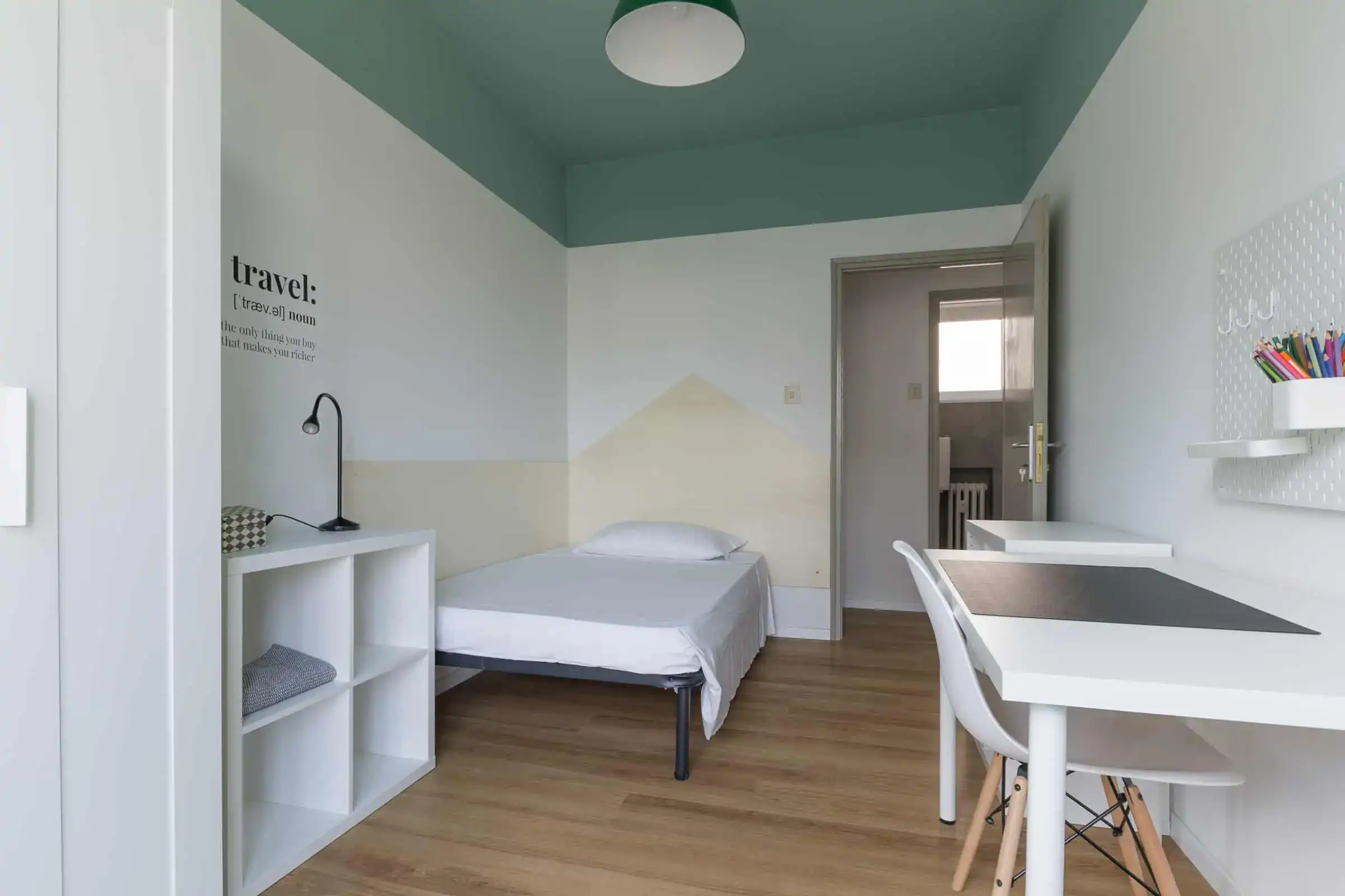 camera con letto e scrivania vicino alla finestra