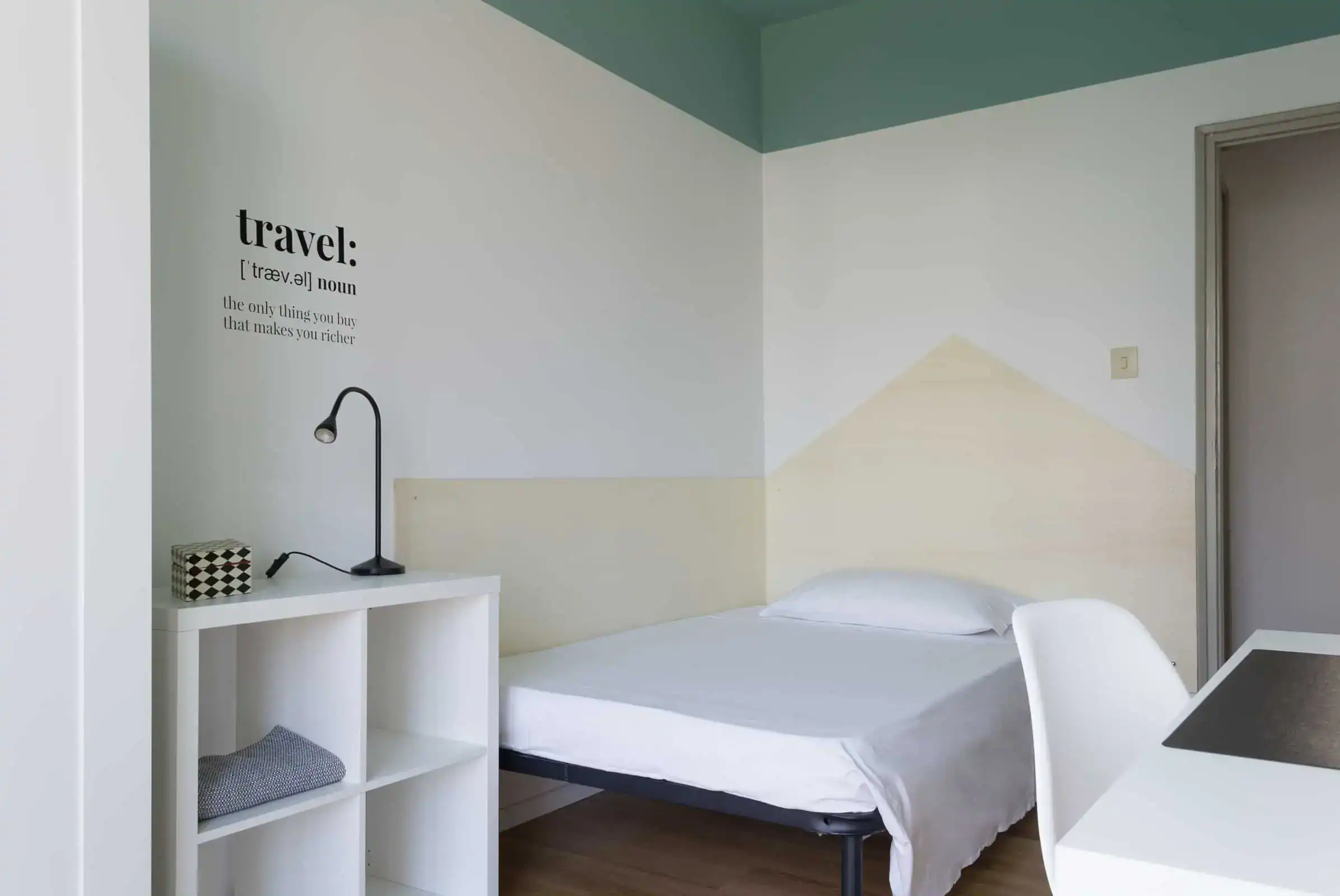 camera con letto e lampada su scrivania