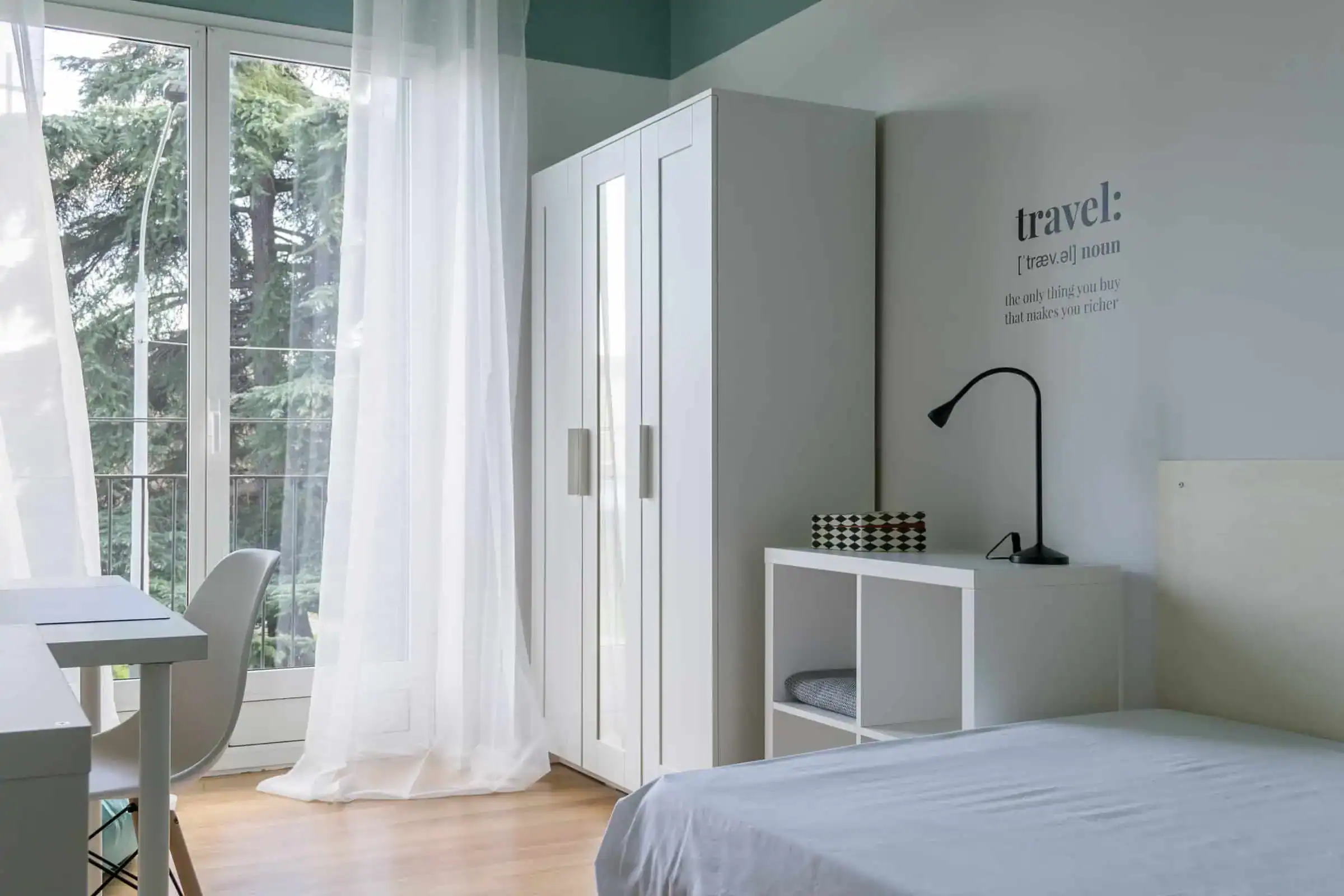 camera con letto e scrivania vicino alla finestra