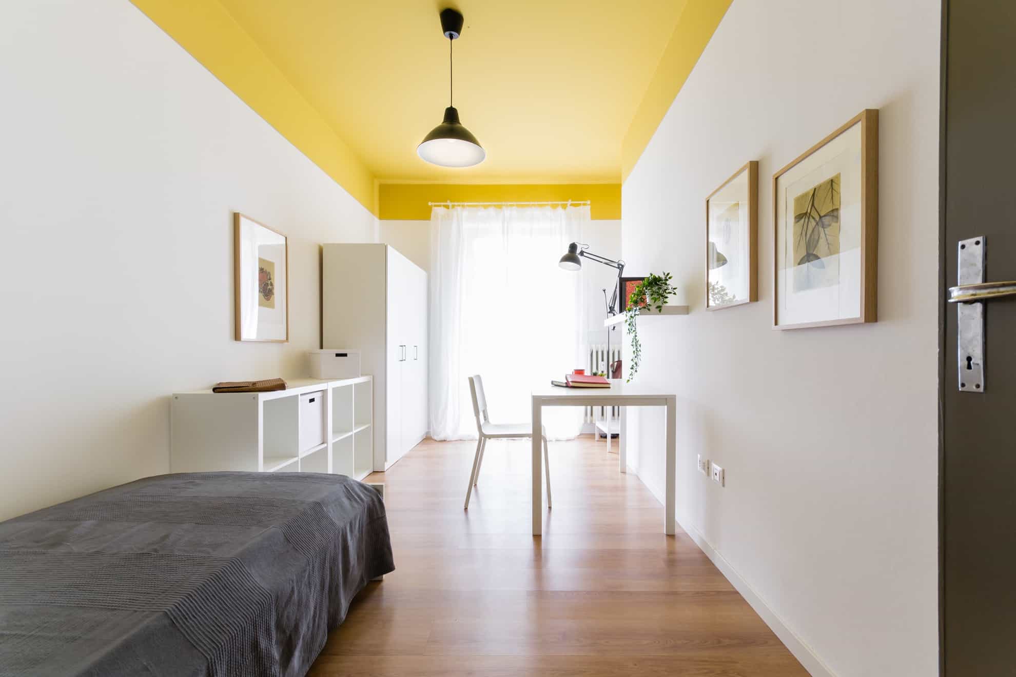 camera con pareti chiare e soffitto giallo